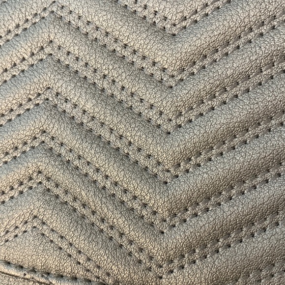 Guess Silver / Grey Leather Chevron Clutch - Picture 17 of 17